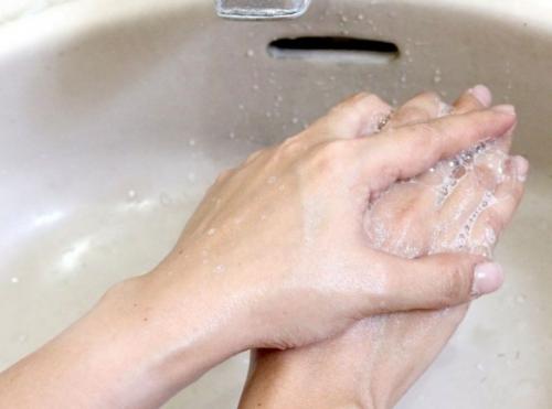 Как отмыть пену с рук. Как удалить свежую пену