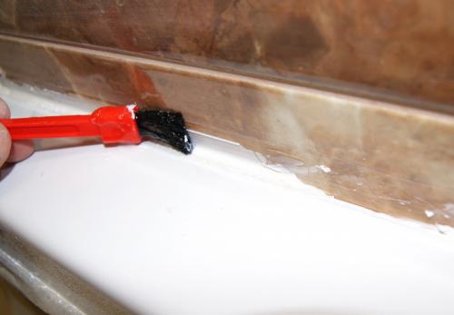 Чем оттереть силиконовый герметик от ванны. Механический способ