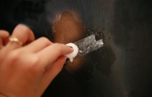 Как убрать следы от скотча с пластиковых окон. Чем отмыть скотч от пластикового окна – 8 самых эффективных народных способов