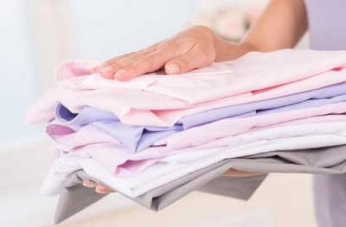 Как погладить одежду без утюга в домашних условиях. Как разгладить вещи если нет утюга