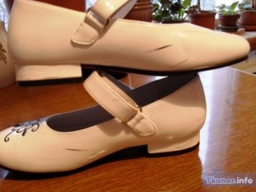 Как убрать со светлой обуви черные полосы. Эффективные средства, убирающие чёрные полосы с обуви 17