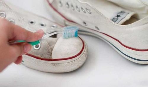 Как убрать со светлой обуви черные полосы. Эффективные средства, убирающие чёрные полосы с обуви