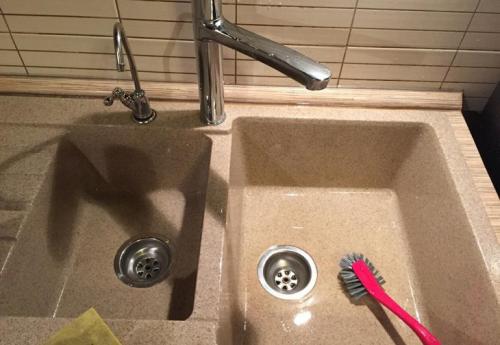 Чем мыть мойку из искусственного камня черного цвета. Чем нельзя мыть изделия из искусственного камня