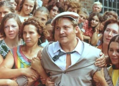 Нет необходимости в стирке. Самая первая в СССР реклама стирального порошка «Тайд» в фильме 1972 года «Здравствуй и прощай»