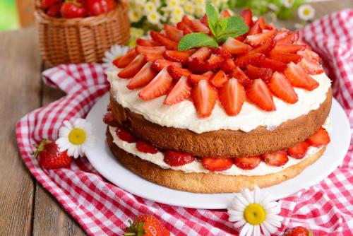 Украшение торта фруктами и сладостями. Какие сладости подойдут для украшения торта 08