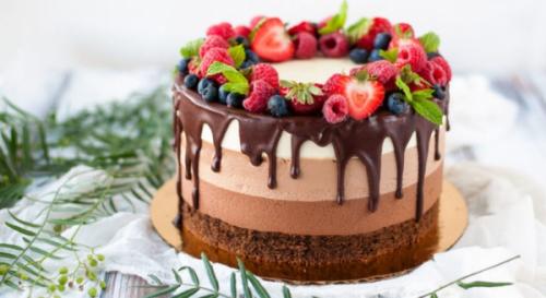 Украшение торта фруктами и сладостями. Какие сладости подойдут для украшения торта 10