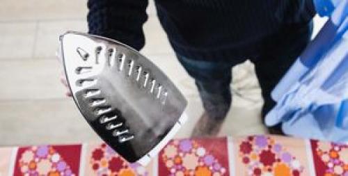 Как очистить утюг в дырка. Как почистить утюг от накипи 01