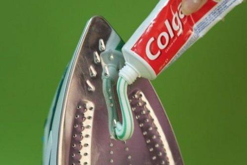 Как почистить утюг солью. Как почистить утюг от пригара в домашних условиях?