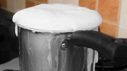 Как отмыть кастрюлю от пригоревшего. Как отмыть кастрюлю и сковороду от пригоревшей еды: ТОП-10 простых способов 03 Как отмыть кастрюлю от пригоревшего. Как отмыть кастрюлю и сковороду от пригоревшей еды: ТОП-10 простых способов 03