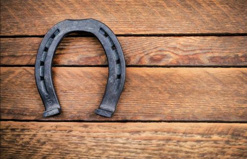 Как правильно вешать подкову внутри дома. Как правильно повесить оберег?