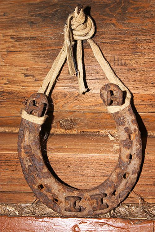 Как правильно вешать подкову внутри дома. Как правильно повесить оберег?