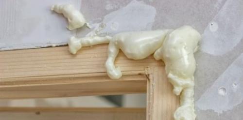 Застывшую монтажную пену очистить гораздо сложнее. **Как удалить монтажную пену. Удаление свежей и застывшей пены** 02 Застывшую монтажную пену очистить гораздо сложнее. **Как удалить монтажную пену. Удаление свежей и застывшей пены** 02