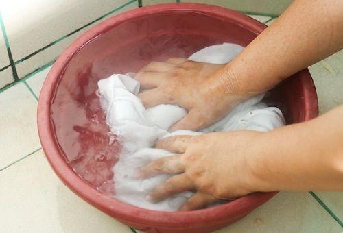 Как отбелить белые вещи хлоркой. Как вручную стирать и замачивать вещи в белизне