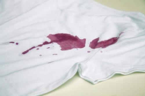 Пятна от красного вина. 16 проверенных способов отстирать красное вино с одежды