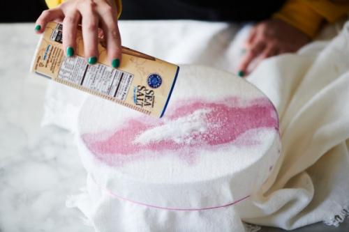 Пятна от красного вина. 16 проверенных способов отстирать красное вино с одежды