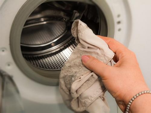 Желтые пятна на трусах не отстирываются. Как отстирать нижнее белье — в том числе белое