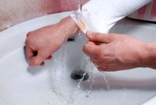 Как убрать кровь с одежды за 5 минут. Как отстирывать свежие и старые пятна крови — лучшие способы!