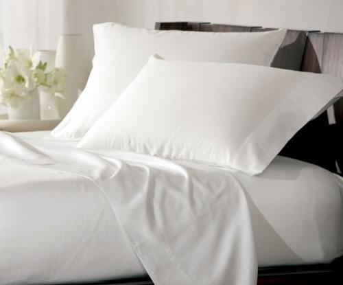 Как отстирать засаленное постельное белье. Удалить пятна от жирной кожи и неприятный запах с тканей и постельного белья