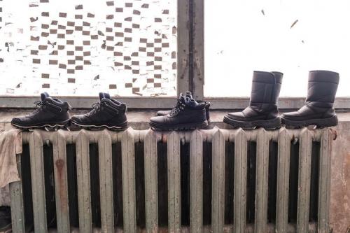 Как сделать кожаную обувь меньше. Как уменьшить размер обуви из кожи и замши дома 15