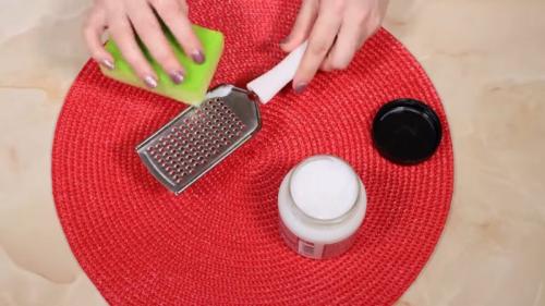 Бальзам для волос вместо кондиционера для белья. Набираю сразу несколько пачек дешёвого бальзама для волос и с успехом использую не по назначению в быту