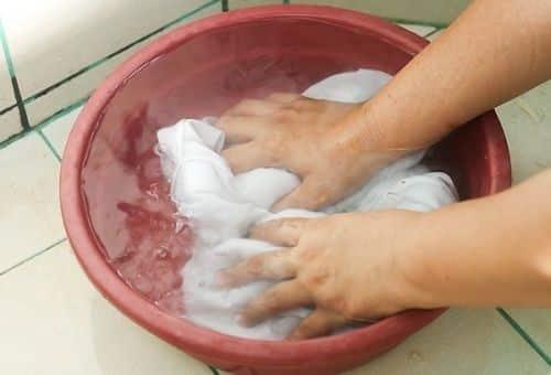 Как отбелить постельное белье белизной. Как вручную стирать и замачивать вещи в белизне