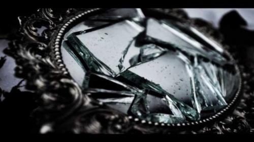 Как правильно провести заговор, если разбилось зеркало, чтобы избежать неприятностей. Что делать, если зеркало разбилось или треснуло в доме, в офисе, на работе, в ванной: примета, молитва, заговор. Упало зеркало, но не разбилось: примета. Как правильно выбросить старое или разбитое зеркало?