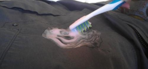 Как вывести пятно ржавчины с белой одежды в домашних условиях. Профилактика пятен от ржавчины на одежде 06