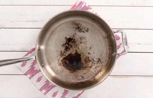 Подгоревшая сковорода. К сковороде все прилипает –, что делать и как обработать посуду, чтобы не пригорало