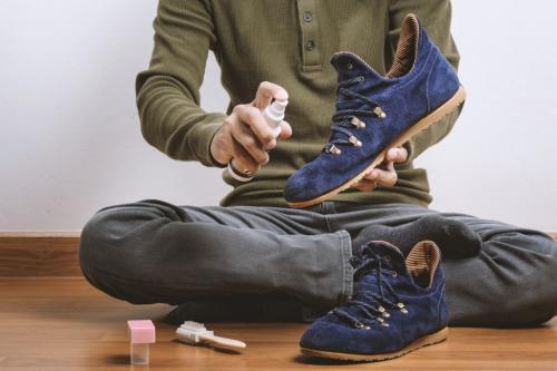 Как почистить замшевые кроссовки в домашних условиях. Как чистить замшевые кроссовки?