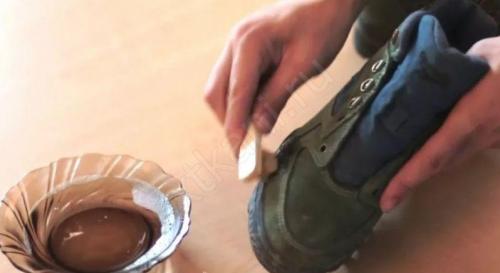 Как почистить замшевую обувь народными средствами. Как почистить замшевую обувь: советы профессиональной домохозяйки