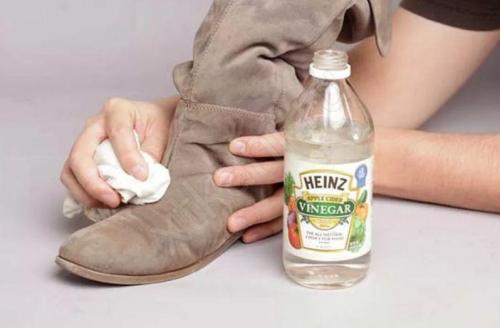 Как почистить замшевую обувь народными средствами. Как почистить замшевую обувь: советы профессиональной домохозяйки