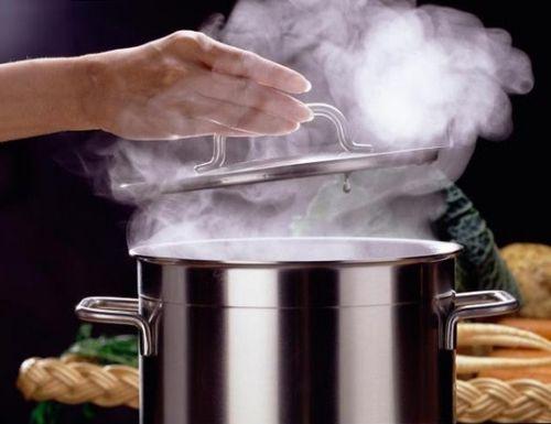 Можно ли ставить теплый суп в холодильник. Причины запрета