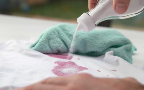 Как вывести пятно крови перекисью. Самые эффективные средства — вывести пятна крови с любой одежды из разных материалов, рецепты, как постирать и почистить