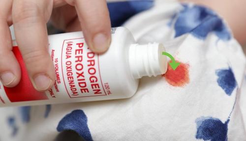 Как вывести пятно крови перекисью. Самые эффективные средства — вывести пятна крови с любой одежды из разных материалов, рецепты, как постирать и почистить