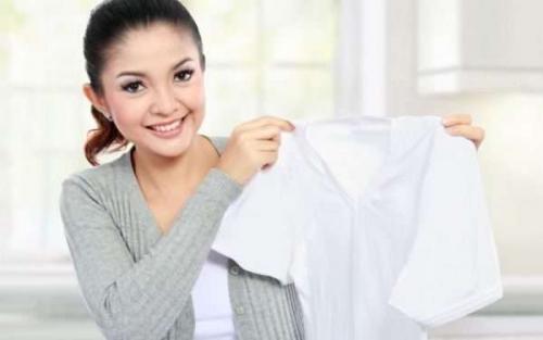 Как отбелить белую блузку с нашатырным спиртом. Чем отбелить белую блузку: 7 народных рецептов, если она посерела или пожелтела