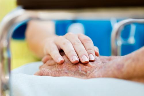 Как убрать старческий запах с одежды. Как убрать старческий запах тела и личных вещей из жилища человека. У одних он появляется в 75 лет, у других — .