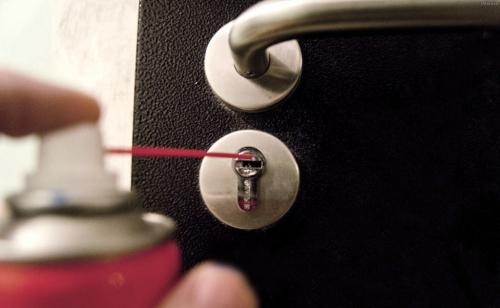 Чем смазать дверной замок в домашних условиях. Периодичность действий