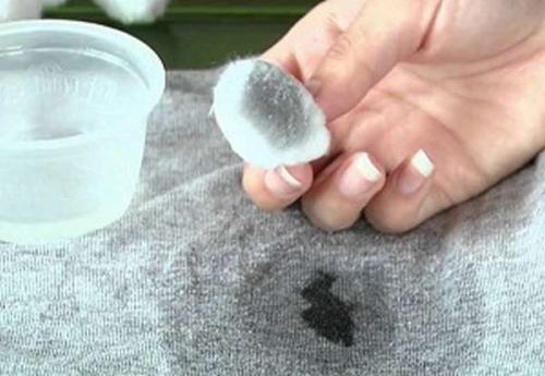 Чем оттереть краску для волос с мебели. Как отстирать краситель для волос с одежды