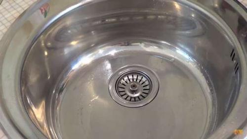 Из раковины пахнет тухлятиной. Способы избавления от засоров основной причины они