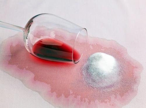 Пятно от красного вина стало синим. Чем выводить от белого и красного вина на одежде, ковре, обоях и т.д.