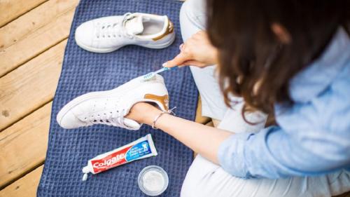 Как убрать черные полосы на белой кожаной обуви. Убираем черные полосы в домашних условиях