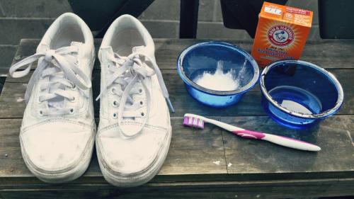 Как убрать черные полосы на белой кожаной обуви. Убираем черные полосы в домашних условиях