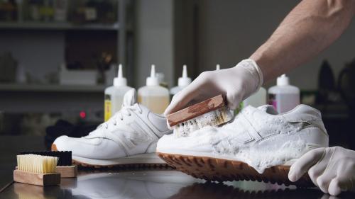 Как убрать черные полосы на белой кожаной обуви. Убираем черные полосы в домашних условиях