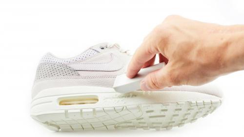 Как убрать черные полосы на белой кожаной обуви. Убираем черные полосы в домашних условиях