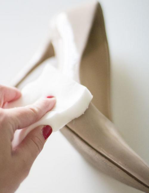 Как убрать черные полосы на кожаной обуви. Как и чем убрать чёрные полосы на белой обуви