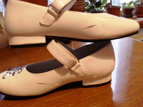 Как убрать черные полосы на кожаной обуви. Как и чем убрать чёрные полосы на белой обуви