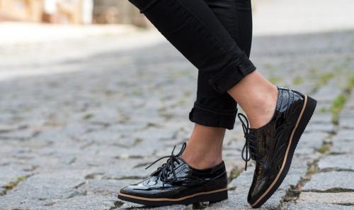 Как убрать белые полосы с черной лаковой обуви. Как убрать полосу с темной обуви