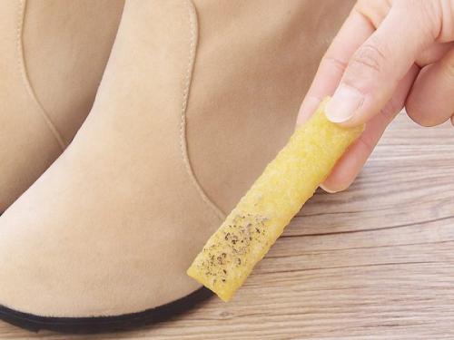 Как почистить замшевую обувь светлую. Правила чистки светлой замши
