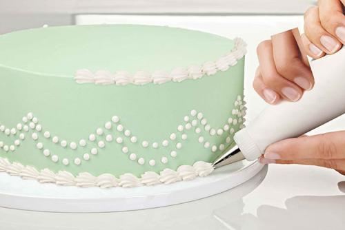 Чем украсить торт сверху. Общие принципы украшения выпечки