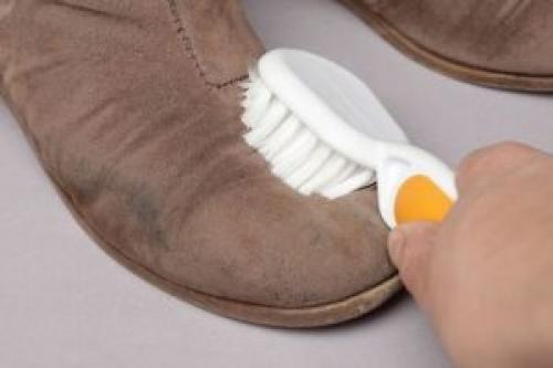 Как почистить черную замшевую обувь. Как почистить замшевые сапоги
